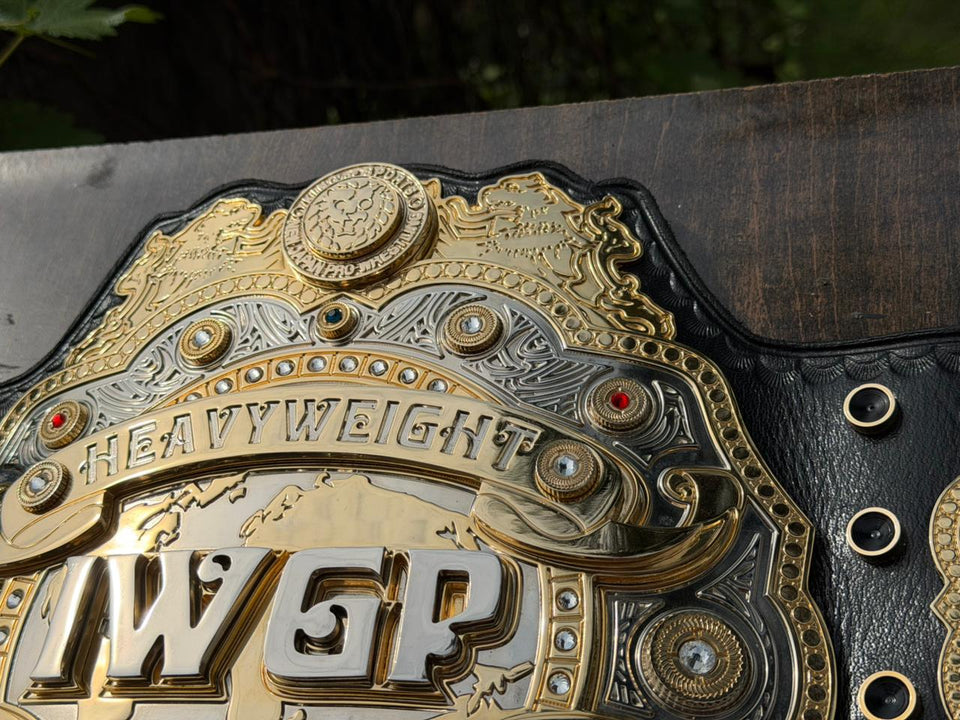 IWGP Heavyweight Championship V4 replica belt, centre plate close-up, photo 6