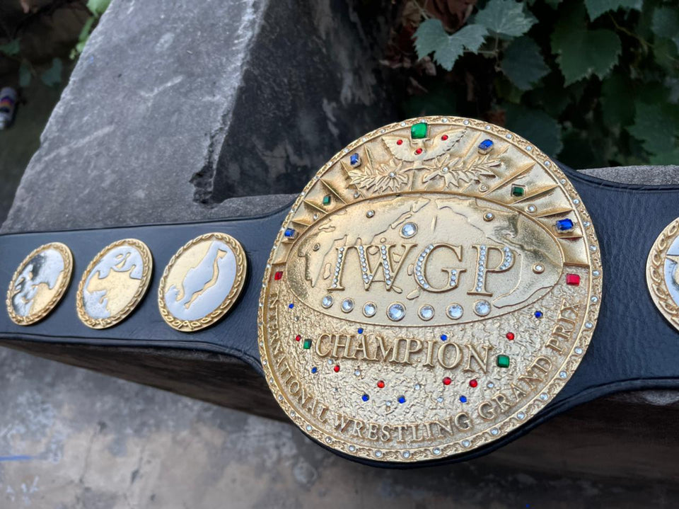 IWGP Heavyweight Championship (Round Plate Design) replica belt, centre plate and side plates, photo 9